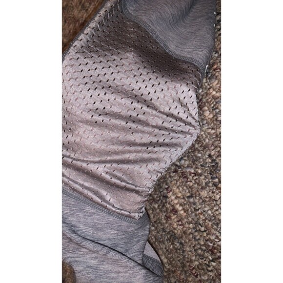 R8 activewear heathered gray Capri cropped leggings w/ mesh & reflective detail - Picture 4 of 6